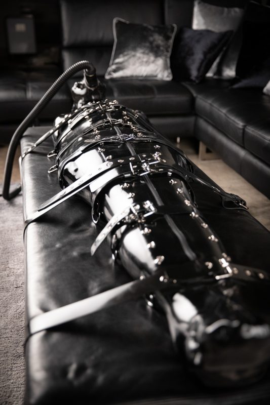 A sexy photograph of Vespa in black latex. Tagged with: gasmask & sleepsack. Posted February 2020.