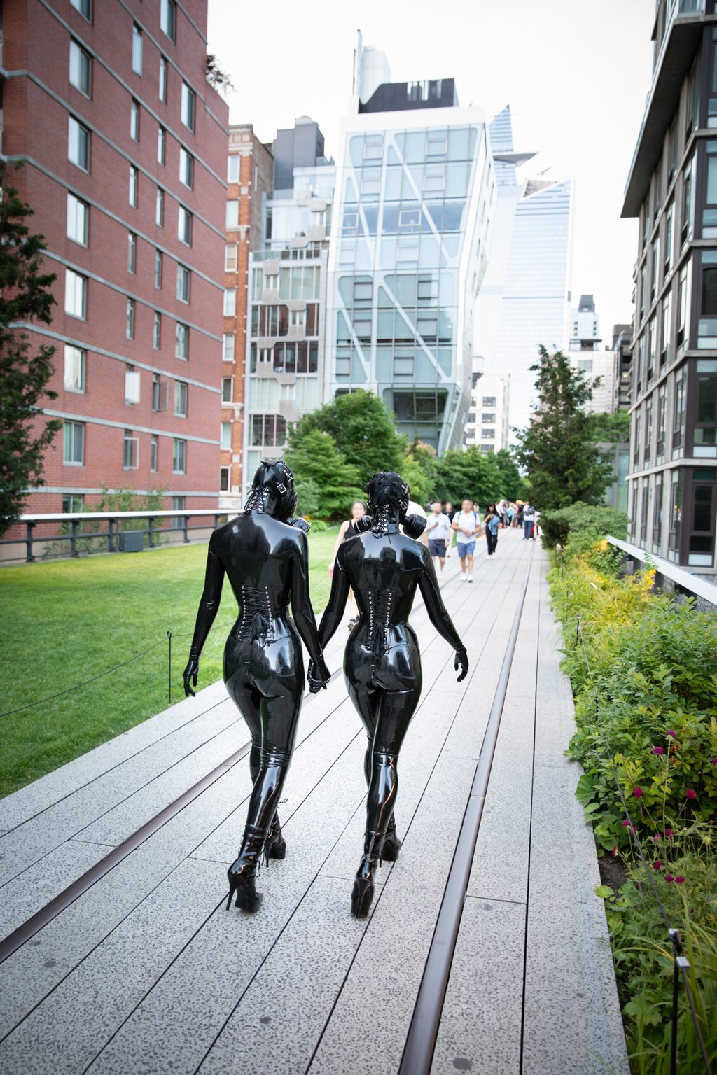 An Evening Stroll A photo album of Vespa & Cam Damage, in black latex. Tagged with: in public & gasmask. Posted November 2019.