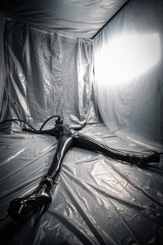 A sexy photograph of Endza, in black latex. Tagged with: gasmask. Posted May 2018.
