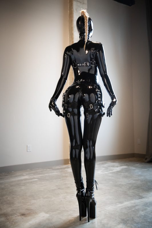 A photo album of Glossy Toy in black latex. Posted July 2020.