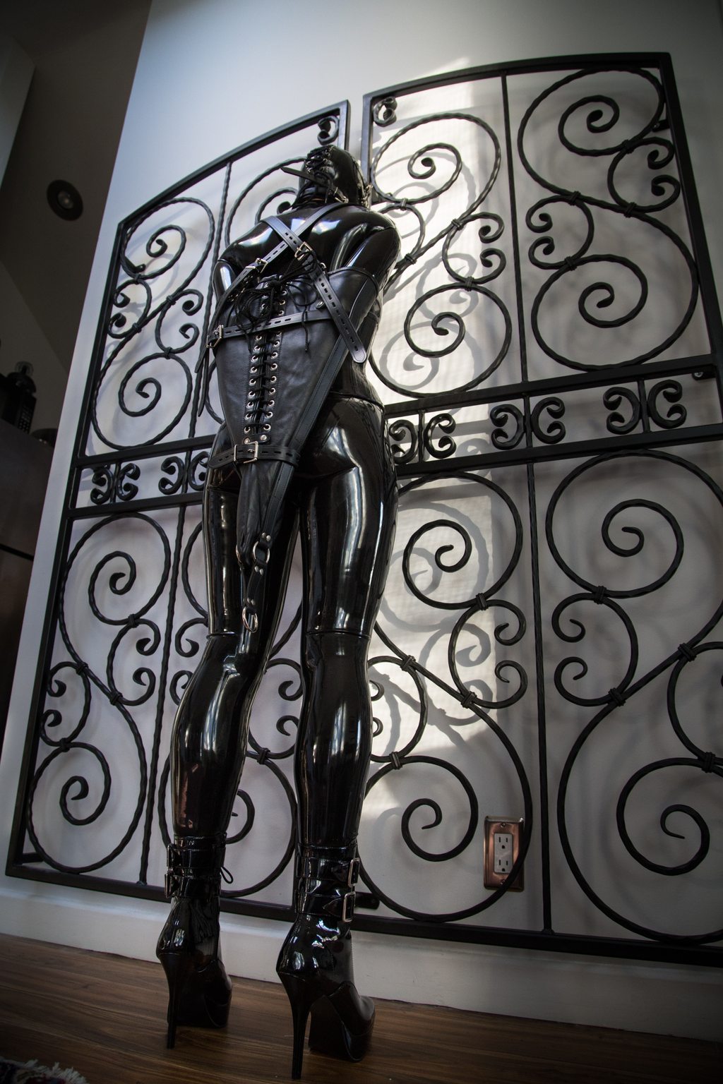 First Shoot A photo album of Vespa, in black latex. Tagged with: armbinder. Posted November 2014.