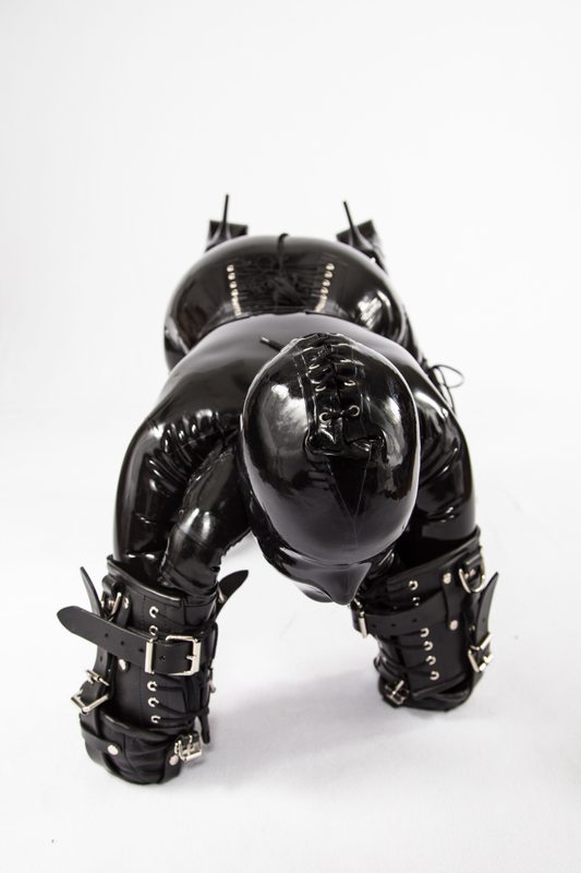 A photo album of Vespa, in black latex. Tagged with: bitchsuit, inflatable & armbinder. Posted March 2015.