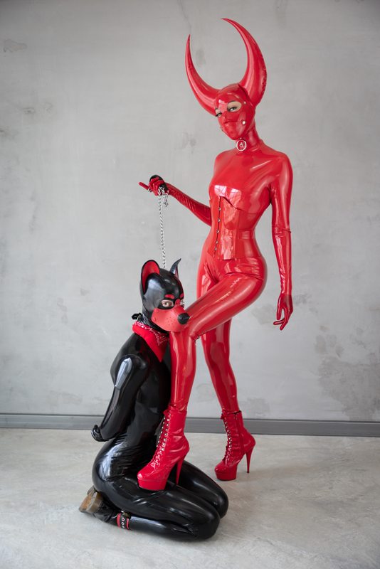 A sexy photograph of Cam Damage & Ravyn Alexa in black & red latex. Posted May 2022.