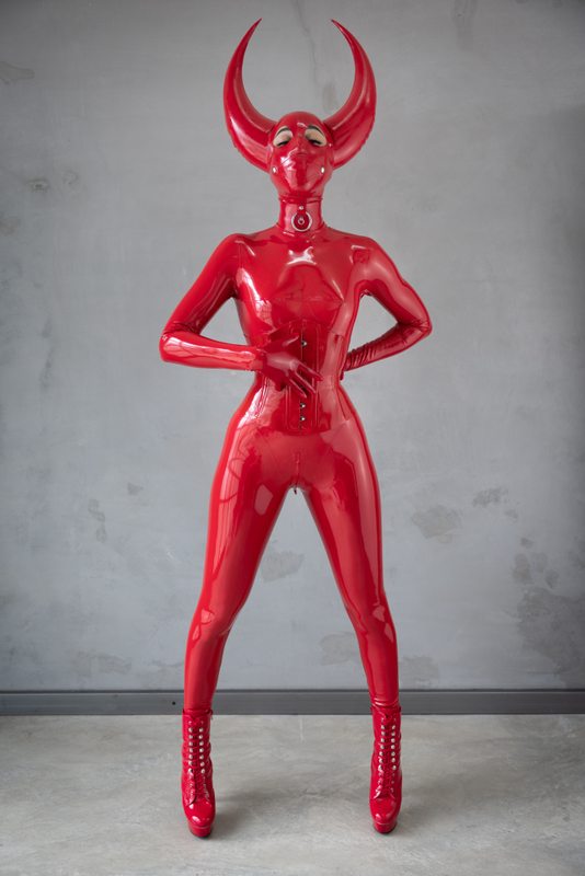 A sexy photograph of Ravyn Alexa in red latex. Posted May 2022.