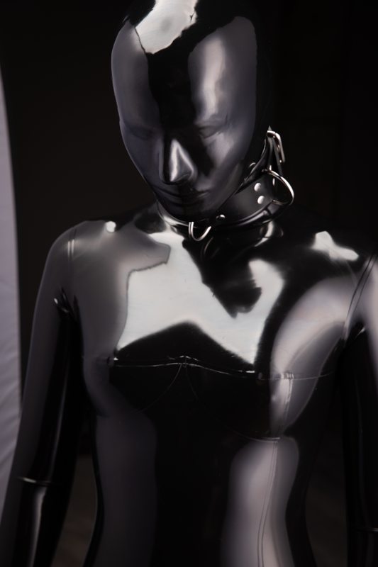 A photo album of Mbot in black latex. Tagged with: gasmask & armbinder. Posted March 2020.