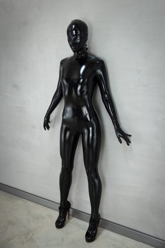 A sexy photograph of Someone in black latex. Posted October 2021.