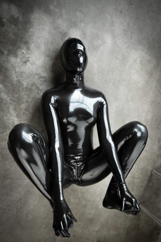 A sexy photograph of Ravyn Alexa, in black latex. Tagged with: toe socks. Posted August 2020.