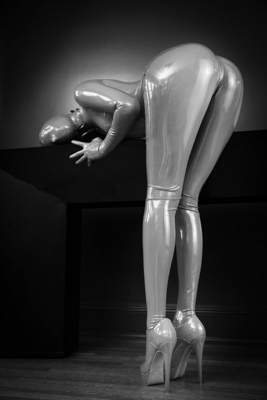 A sexy photograph of Ravyn Alexa in metallic latex. Posted February 2022.
