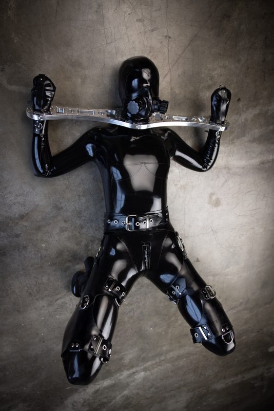 A sexy photograph of Vespa in black latex. Tagged with: gasmask & metal bondage. Posted July 2021.