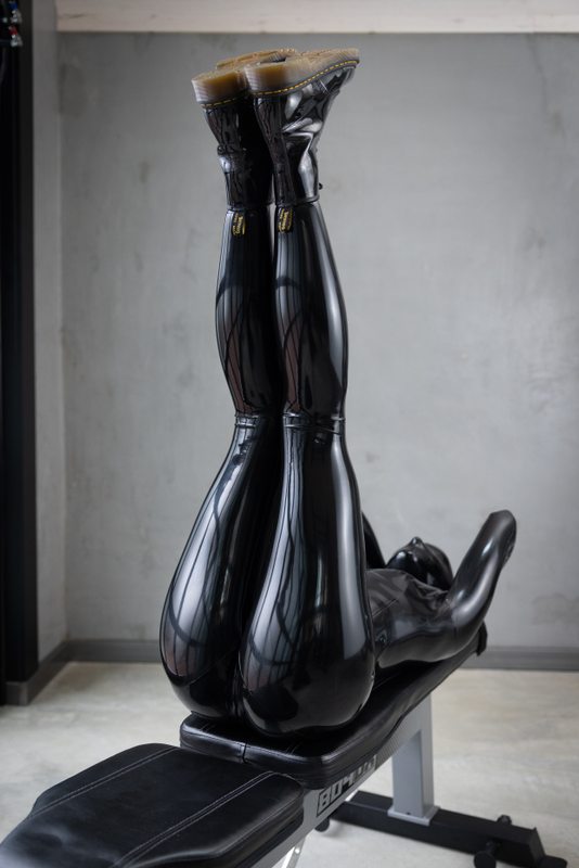 A sexy photograph of Vespa in black latex. Tagged with: rubber gym. Posted February 2022.