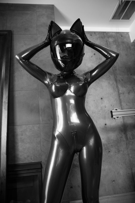 A photo album of Vespa in black & metallic latex. Tagged with: straitjacket, space kitten, inflatable, vibrator & gasmask. Posted January 2018.