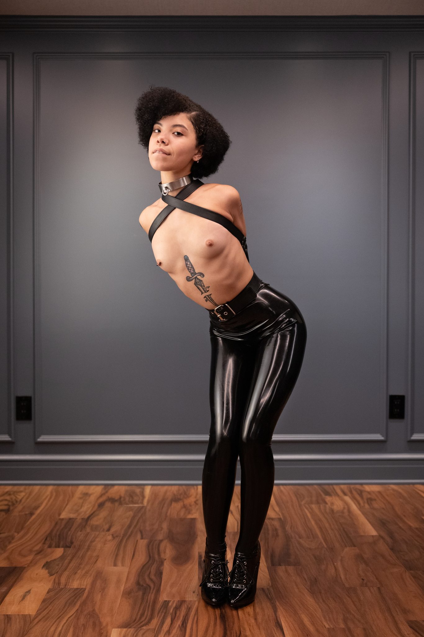 https://images.reflectivedesire.com/photos/shweetie/shweetie-in-black-latex-25.large.jpg