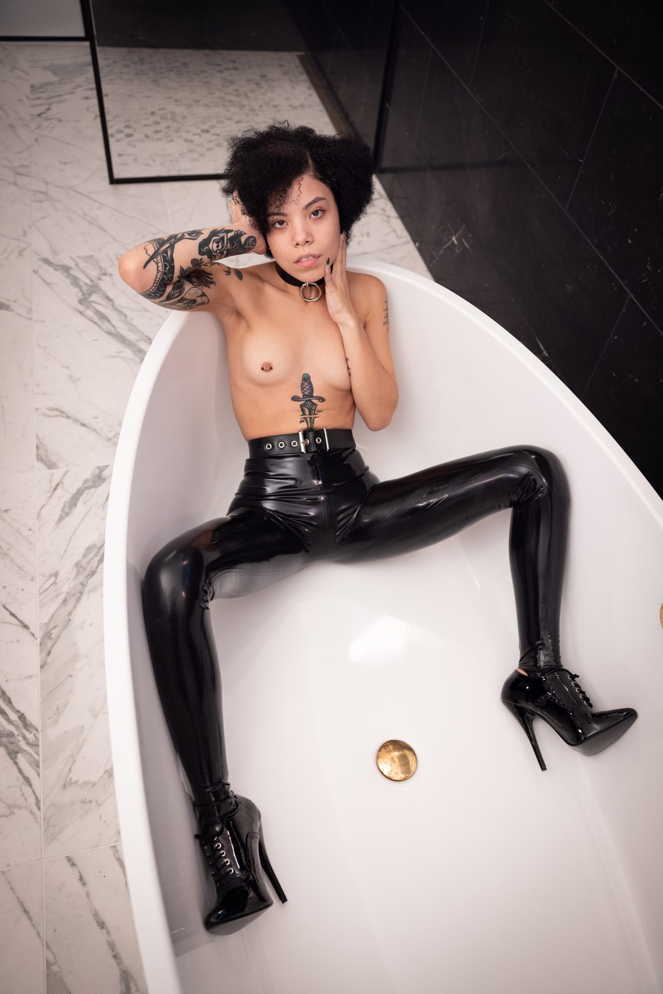 https://images.reflectivedesire.com/photos/shweetie/shweetie-in-black-latex-45.large.jpg