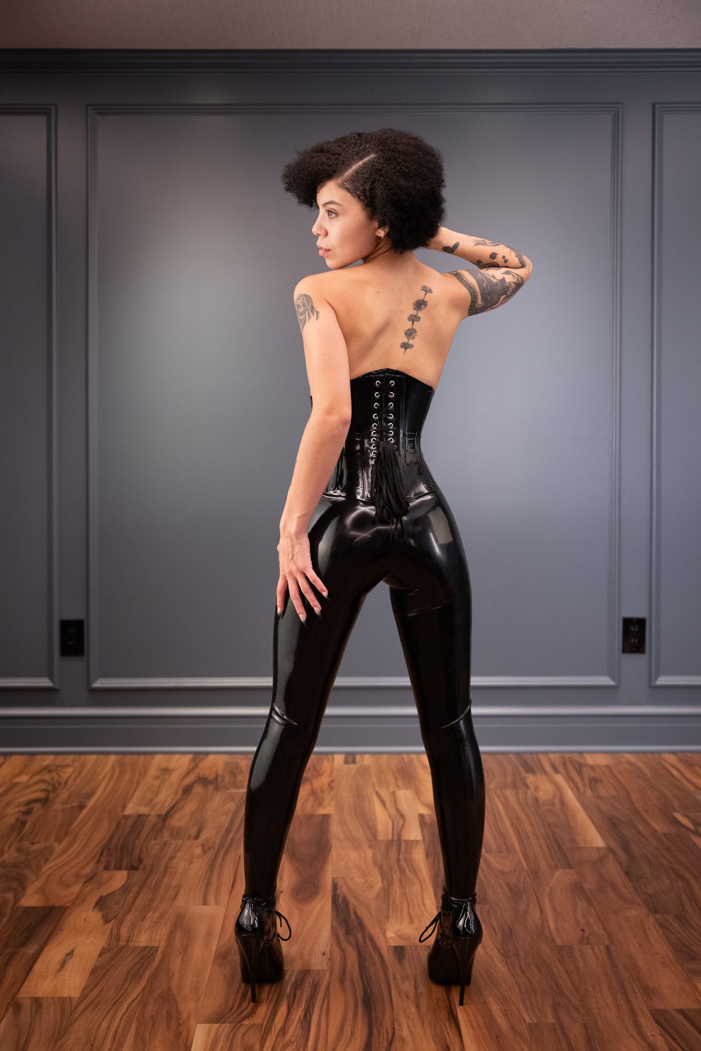 https://images.reflectivedesire.com/photos/shweetie/shweetie-in-black-latex-6.large.jpg