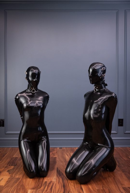 A sexy photograph of Vespa & Cam Damage in black latex. Posted December 2021.