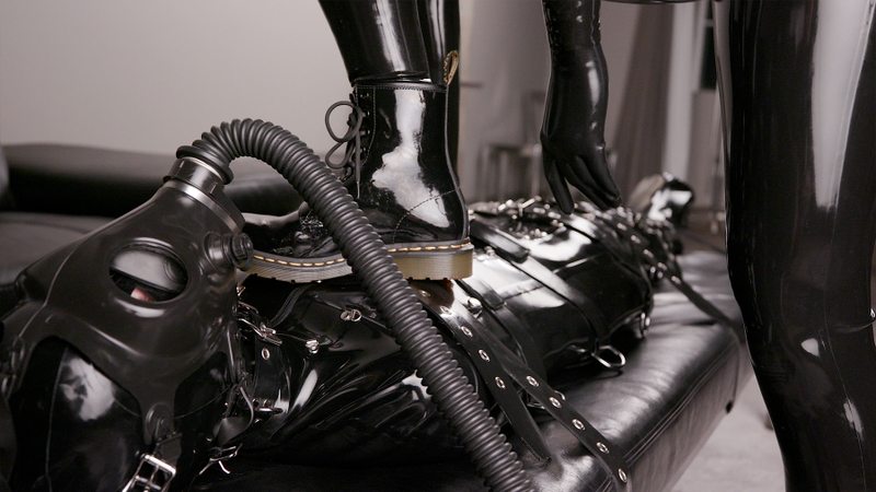 A sexy video of Vespa & Cam Damage in black latex. Tagged with: sleepsack, gasmask, breathplay & vibrator. Posted February 2020.
